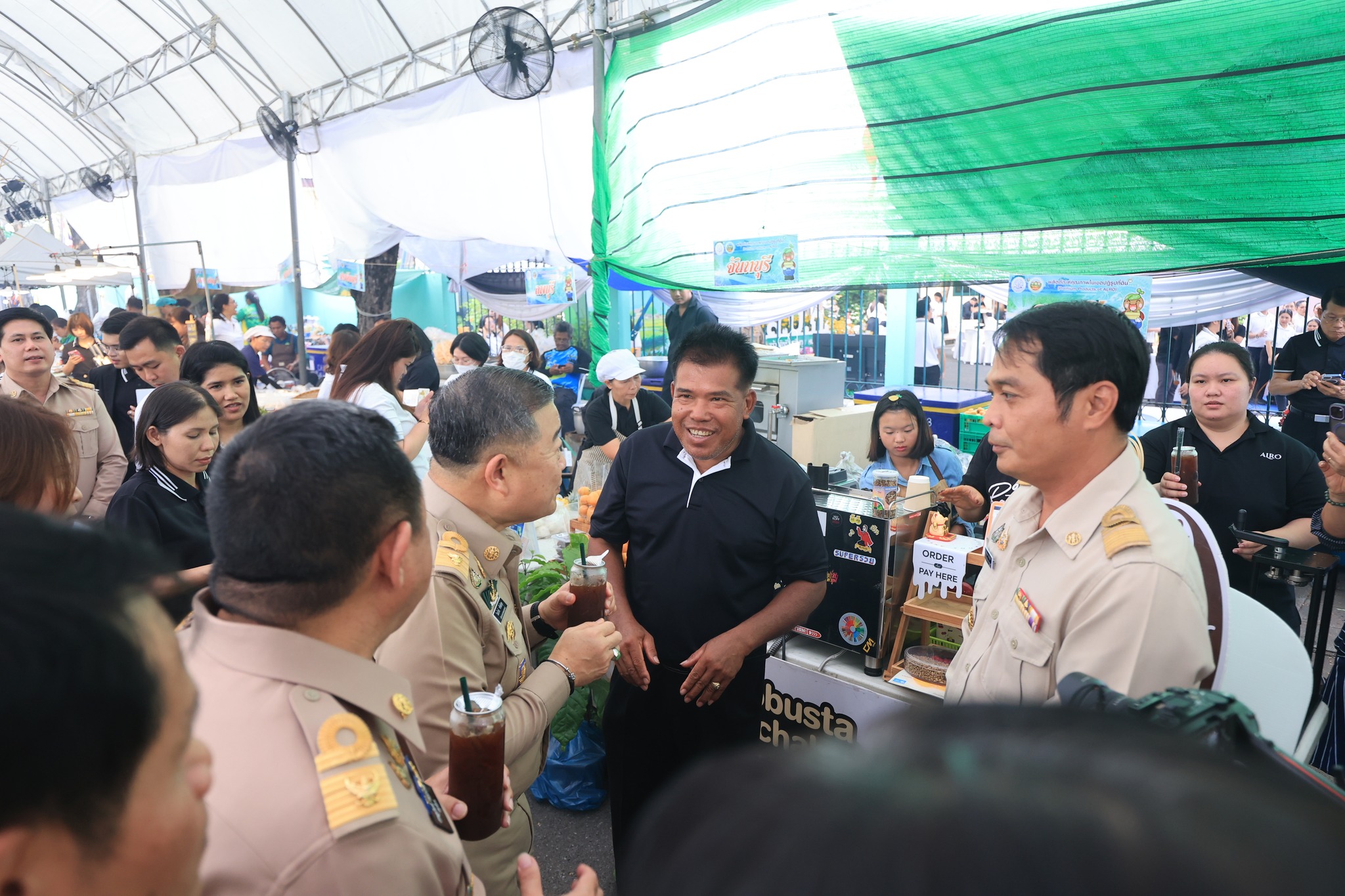 title - ปลัดกระทรวงเกษตรฯ และผู้บริหาร ส.ป.ก. เยี่ยมชมร้านค้า ในงานวันคล้ายวันสถาปนา ส.ป.ก. ครบรอบ 51 ปี